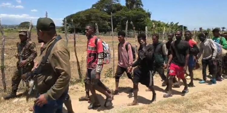 Patrullas del Ejército interceptan a un grupo de 49 haitianos indocumentados en caminos vecinales de Esperanza
