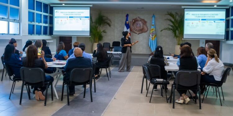Colaboradores de Migración se capacitan en estrategias y planificación en la administración pública