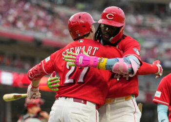 Elly De La Cruz pega jonrón y triple y Cincinnati derrota a los Cachorros