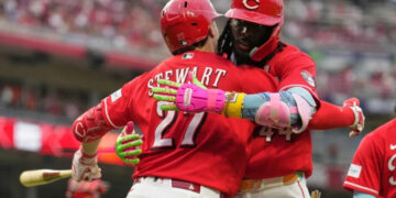 Elly De La Cruz pega jonrón y triple y Cincinnati derrota a los Cachorros