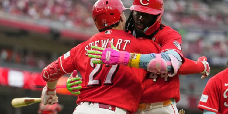 Elly De La Cruz pega jonrón y triple y Cincinnati derrota a los Cachorros