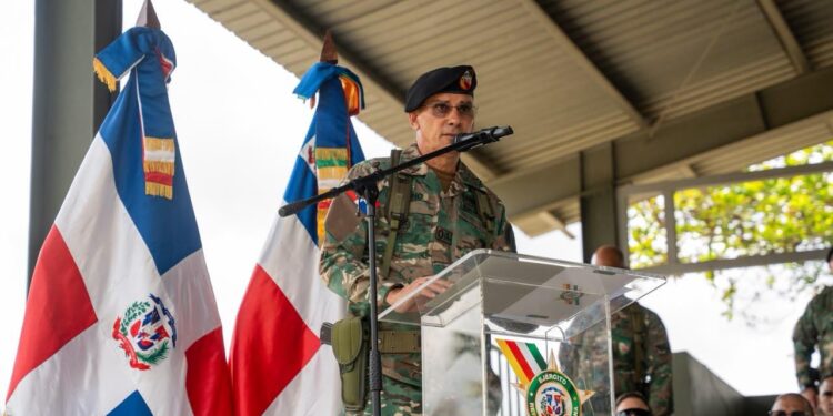 Comandante del Ejército encabeza graduación de 503 soldados en cursos tácticos especializados