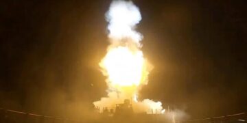 EEUU lanza oleada ataques por tercera noche consecutiva a Irán