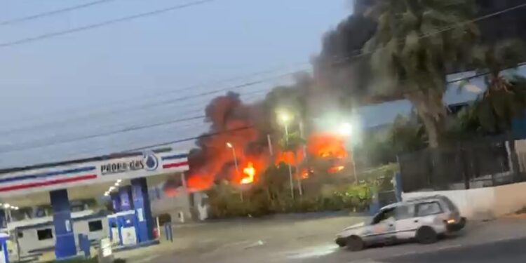 Incendio afecta desde temprano parque industrial de Navarrete