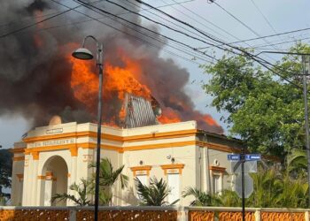 Incendio afecta la Logia Restauración No. 11 en el Centro Histórico de Puerto Plata