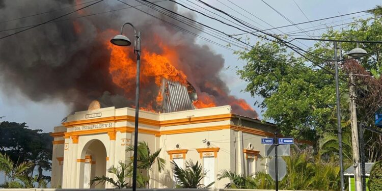Incendio afecta la Logia Restauración No. 11 en el Centro Histórico de Puerto Plata