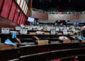 FP protesta en la Cámara de Diputados con carteles durante conocimiento de préstamos por US$465.5 millones