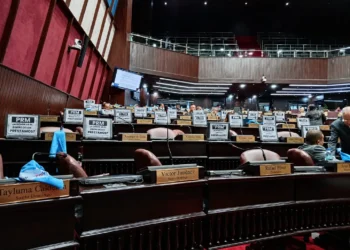 FP protesta en la Cámara de Diputados con carteles durante conocimiento de préstamos por US$465.5 millones