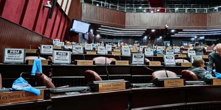 FP protesta en la Cámara de Diputados con carteles durante conocimiento de préstamos por US$465.5 millones