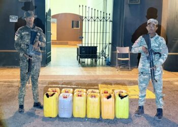 Soldados del Ejército ocupan 240 litros de clerén durante operativo en Playa Punta Luna, Montecristi