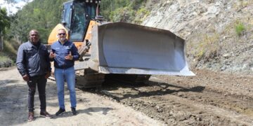 Alcaldes Daniel Fontanilla y Pedro Tejada junto a MOPC arreglan carretera desde el 14 a Río Limpio
