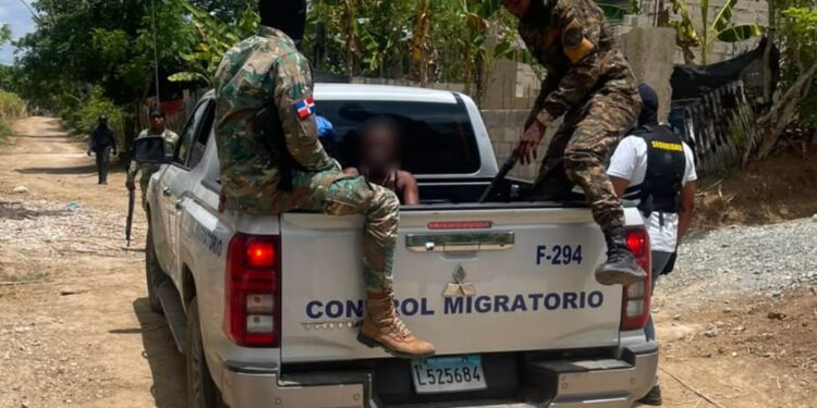 Detienen  casi un centenar de haitianos en estatus migratorio irregular durante operativo de la DGM en Tamboril