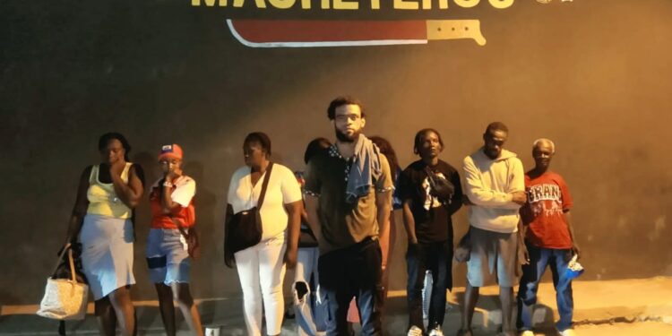 En Montecristi y Valverde soldados del Ejército interceptan a 22 haitianos indocumentados y detienen a presunto traficante de migrantes