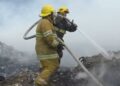 Movilizan varias unidades de cuerpos de bomberos para sofocar incendio en Villa Vásquez 
