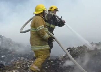 Movilizan varias unidades de cuerpos de bomberos para sofocar incendio en Villa Vásquez