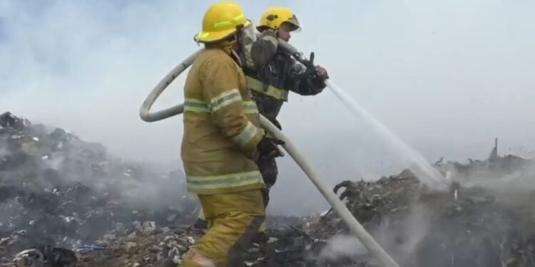 Movilizan varias unidades de cuerpos de bomberos para sofocar incendio en Villa Vásquez 