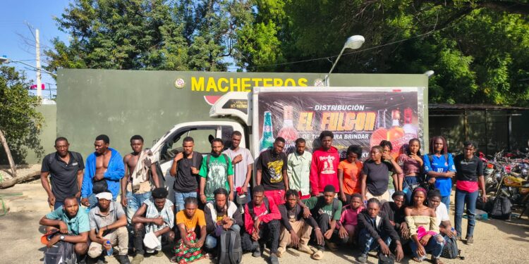 Ejército detiene a 29 haitianos indocumentados en un camión de carga tipo furgón tras persecución en Valverde