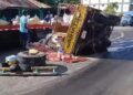 Camión averiado de Haiti esparce miles de huevos y provoca entonamiento en calle principal de Dajabón