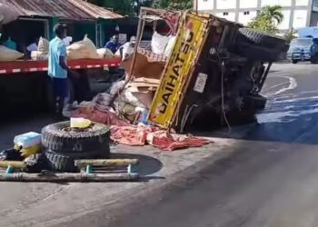 Camión averiado de Haiti esparce miles de huevos y provoca entonamiento en calle principal de Dajabón