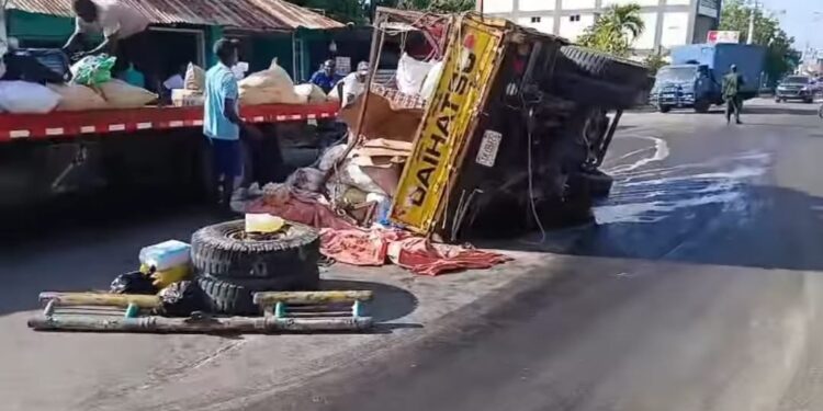 Camión averiado de Haiti esparce miles de huevos y provoca entonamiento en calle principal de Dajabón