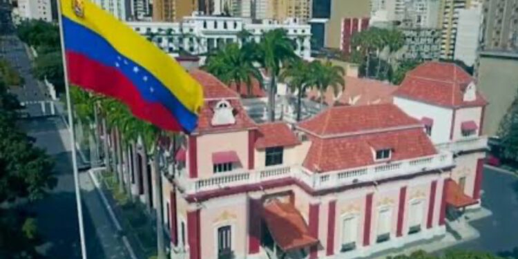 Las críticas hacen tambalear al endeble Gobierno de Venezuela