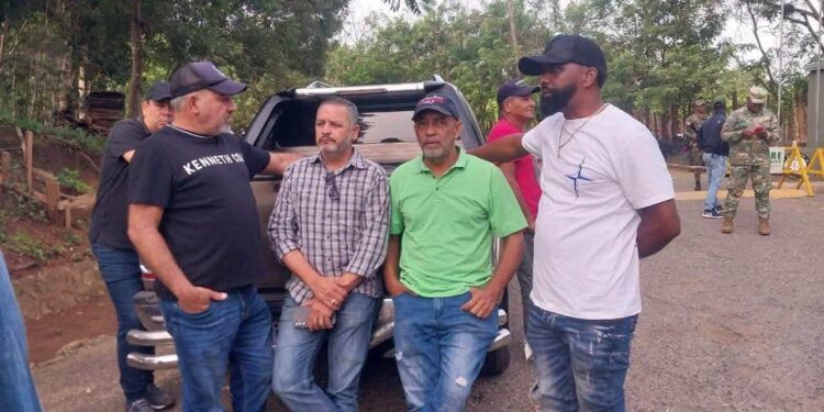 Comerciantes de Restauración protestan por cierre de la carretera internacional y suspensión de los mercados binacionales
