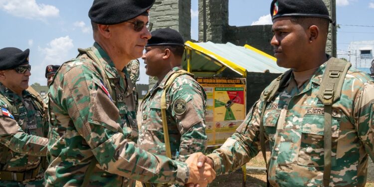 Comandante del Ejército realiza recorrido por unidades fronterizas en provincias Elías Piña y Dajabón