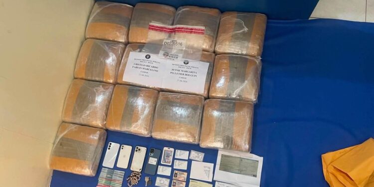 Autoridades incautan 13 pacas de marihuana ocultas en vehículo y arrestan a dos personas