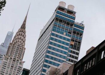 Riesgo de derrumbe obliga a evacuar un edificio en pleno Midtown Manhattan