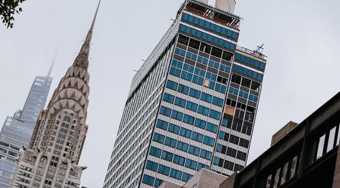Riesgo de derrumbe obliga a evacuar un edificio en pleno Midtown Manhattan