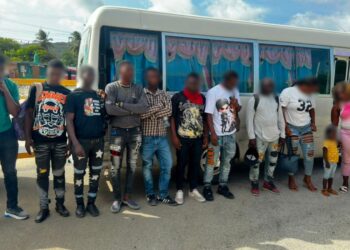 En Barahona someterán a chofer y cobrador dominicano por traficar 11 haitianos indocumentados