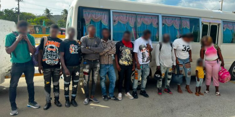 En Barahona someterán a chofer y cobrador dominicano por traficar 11 haitianos indocumentados