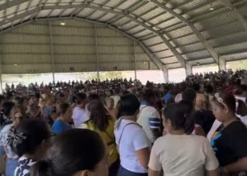 Madres sufren desmayo detrás de conseguir electrodomésticos rifados por el Plan Social de la presidencia en Dajabón