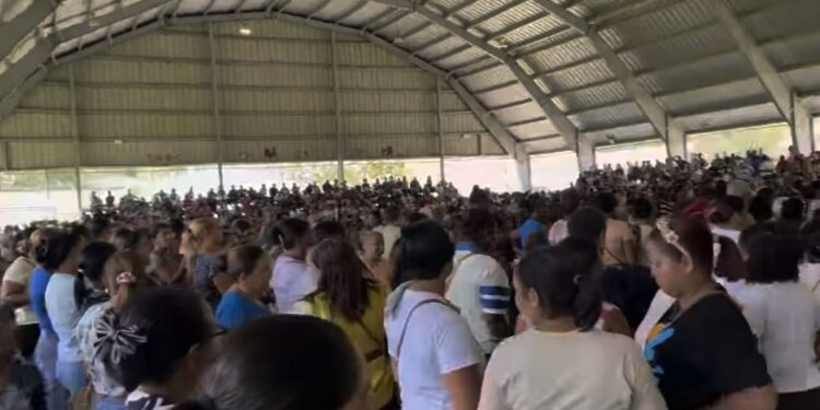 Madres sufren desmayo detrás de conseguir electrodomésticos rifados por el Plan Social de la presidencia en Dajabón