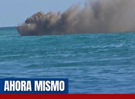 Se incendia lancha con 30 turistas a bordo frente a playa en Bayahive.