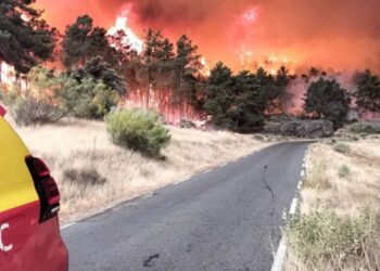 España evacúa 73,000 personas por 2 grandes fuegos forestales