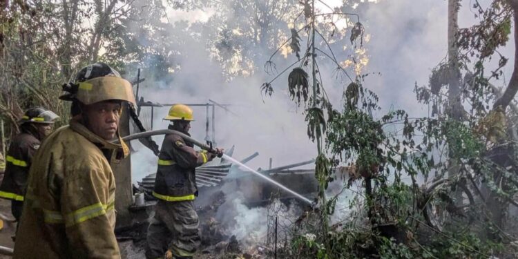 Se registran dos incendios en establecimientos comerciales de Puerto Plata; no hubo personas lesionadas