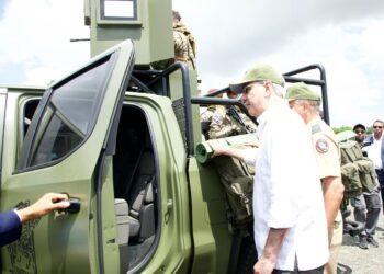 Presidente Abinader entrega blindado Furia VBD-2, 179 vehículos, cinco aeronaves no tripuladas, diez unidades tácticas Centauro y siete infraestructuras completamente remozadas para fortalecer las capacidades de las Fuerzas Armadas