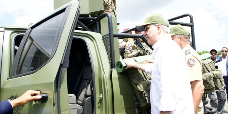 Presidente Abinader entrega blindado Furia VBD-2, 179 vehículos, cinco aeronaves no tripuladas, diez unidades tácticas Centauro y siete infraestructuras completamente remozadas para fortalecer las capacidades de las Fuerzas Armadas