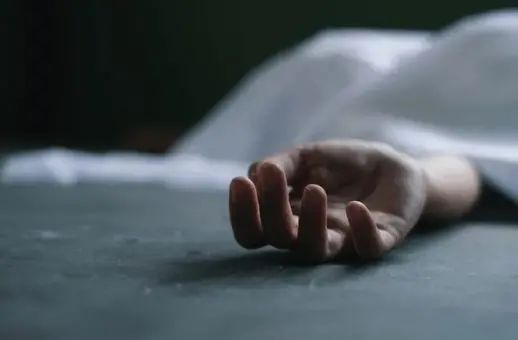 Hombre muere electrocutado; otro fallece por quemaduras