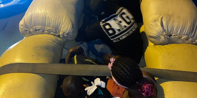 Ejército descubre a 10 haitianos indocumentados ocultos en una carga de arroz en camión interceptado en Montecristi