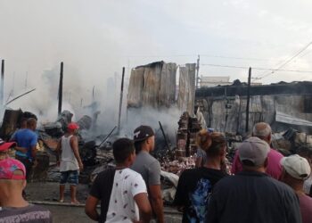 Incendio destruye varios negocios en Imbert
