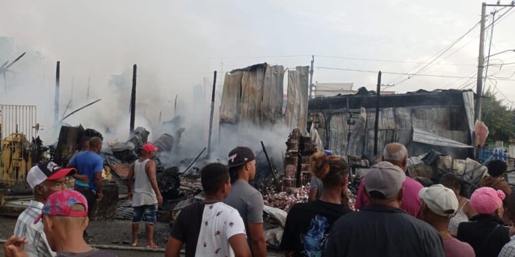 Incendio destruye varios negocios en Imbert