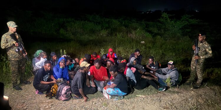 Ejército detiene a 28 extranjeros indocumentados en Dajabón