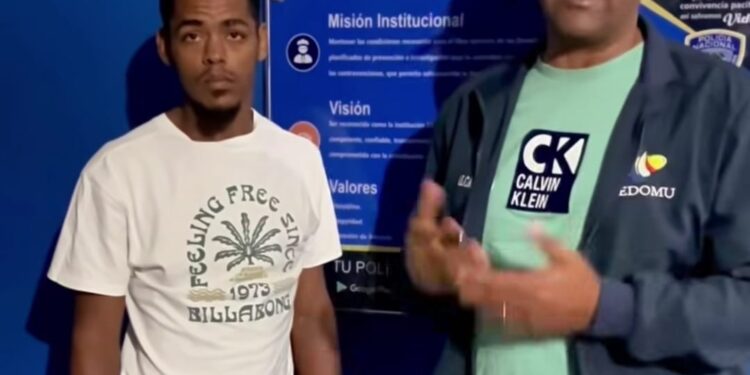 Alcalde entrega a el Jefree quien estaba escondido en Dajabón luego de cometer homicidio en Villa Vásquez 