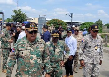 Director de migración Lee Ballester recorre instalaciones donde se instalan nuevos equipos biométricos y personal en la frontera Dajabón 