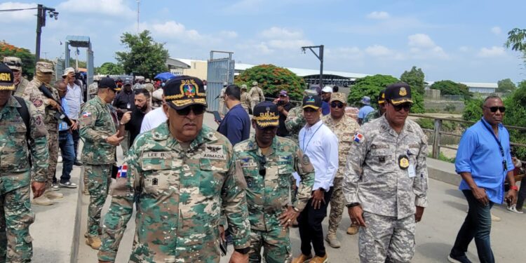 Director de migración Lee Ballester recorre instalaciones donde se instalan nuevos equipos biométricos y personal en la frontera Dajabón 