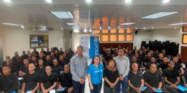 En Santiago capacitan a nuevos agentes de migración en DDHH de la niñez y movilidad humana