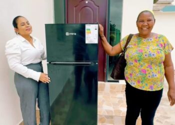 Programa social de Takeshi Mukai entrega nevera a mujer de escasos recursos económicos