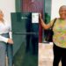 Programa social de Takeshi Mukai entrega nevera a mujer de escasos recursos económicos